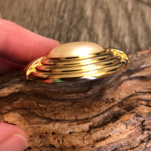 VTG MONET Goldtone Framed Pin Faux Pearl Center - Picture 4 of 15